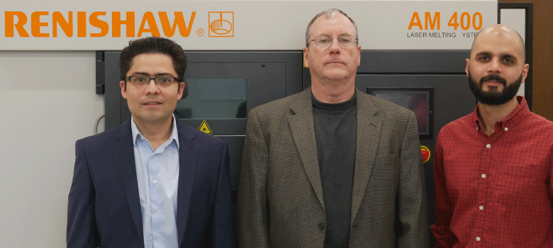 UTSA研究人员Arturo Montoya，Harry Millwater和David Restrepo站在科学和工程大楼Makerspace的Renishaw 3D打印机前。通过UTSA的照片。