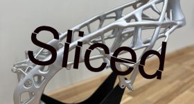 内布里加大学的3D打印空心管状钢格子摩托车框架带有切片徽标。