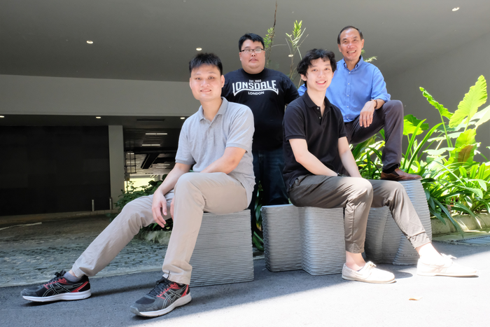 NTU研究团队的成员包括（L-R，站立）Lim Jian Hui，Tan Ming Jen教授（L-R，坐着）Andrew Ting和Noel Tan。通过NTU新加坡照片。