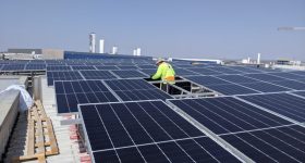 Stratasys的Kiryat Gat Manufacturing安装的新屋顶太阳能装置正在建设中。通过Stratasys的照片。