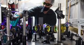 首席科学家安迪·贝拉米安（Andy Bayramian）调整了波板，以完成Seurat的研发系统的光学升级。通过Seurat Technologies的照片。
