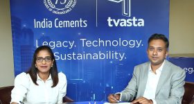 印度的Rupa Gurunath和Tevasta的Vidyashankar在钦奈签署了公司的谅解备忘录。通过印度水泥的照片。