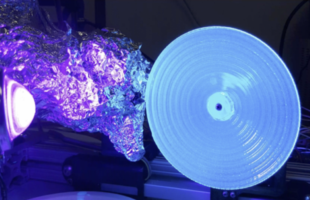 研究人员的最初抛物面反射器之一是3D打印。通过三菱电气照片。