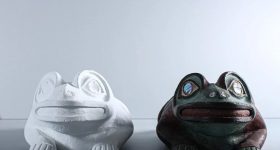3D打印的Tlingit Frog氏族头盔（左）和原始工件（右）。通过Umaine的照片。