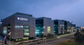 哈利法塔大学campus. Photo via Khalifa University of Science and Technology.