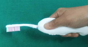 研究人员的3D打印牙刷手柄。通过MNR牙科学院和医院的照片。