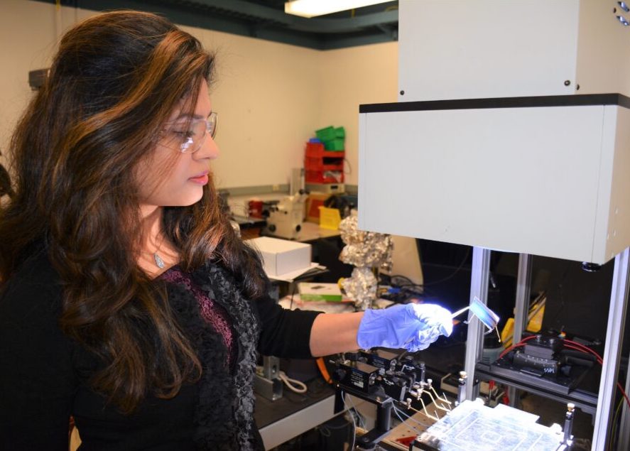 Nina Vaidya在太阳能模拟器下测量了光学浓缩器的实验性能。通过Nina Vaidya的照片。