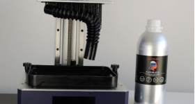 Liqcreate的Flexible-X树脂与Anycubic M3 Plus 3D打印机旁边。通过LiqCreate的照片。