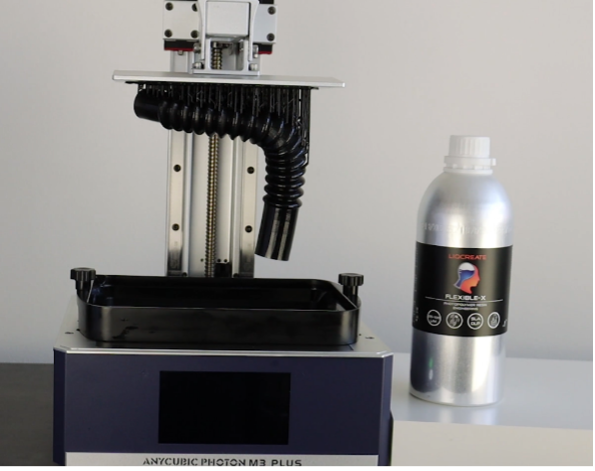 LiqCreate的Flexible-X树脂与Anycubic M3 Plus 3D打印机旁边。通过LiqCreate的照片。