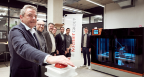 Koehler Group首席执行官Kai Furler象征性地按下了在Makerspace的BigRep Pro 3D打印机上开发未来面向原型的开始按钮。图像通过Koehler Group。