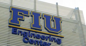 FIU工程中心外面的标志。通过FIU的照片。