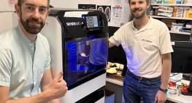 Samuel Guigo（左），Chu de Brest的放射学和3D打印技术员，带Stratasys J5 Medijet 3D打印机。通过Stratasys图像。