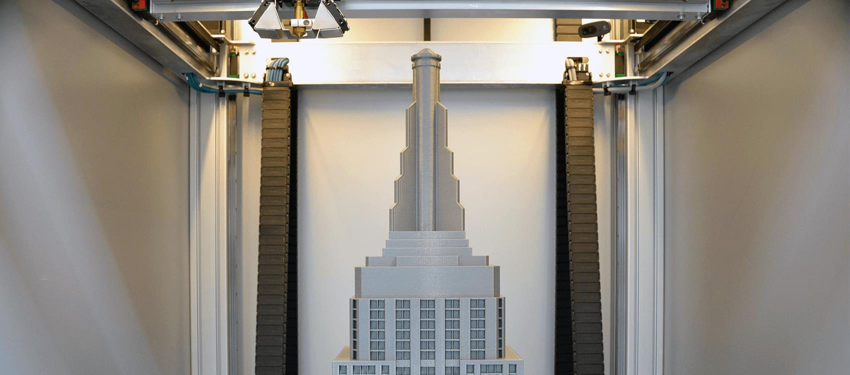 由Builder 3D制作的帝国大厦顶部3D打印机。