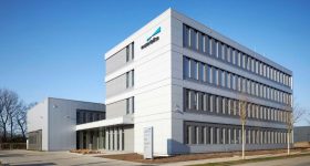 Materialise公司最近在德国不来梅设立了新的金属能力中心。通过实现照片。