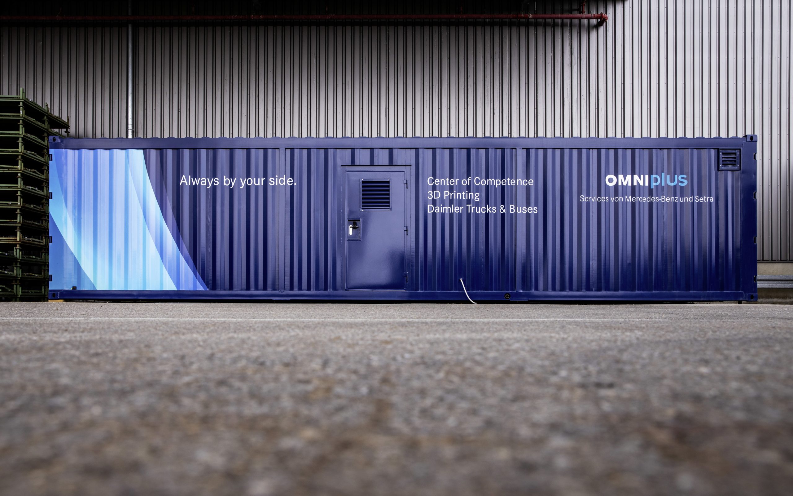戴姆勒巴士and its service brand Omniplus have created a mobile printing centre for the decentralised production of 3D printed spare parts in order to be able to provide bus customers with spare parts more quickly. Photo via Daimler.