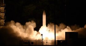 美国于2020年3月19日在夏威夷考艾岛的太平洋导弹范围设施中测试了高音滑行机构。通过美国海军的照片。